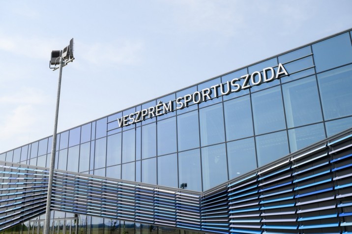 A veszprémi sportuszoda az avatás napján, 2021. június 21-én. A 11 milliárd forintból épült létesítmény az élsportolók és a szabadidősportot űző nagyközönség számára is elérhető. MTI/Vasvári Tamás