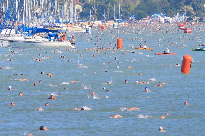 A 39. Lidl Balaton-átúszás résztvevői Révfülöp és Balatonboglár között 2021. augusztus 7-én. MTI/Varga György