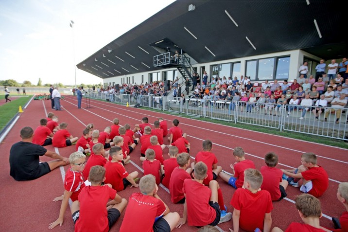 Résztvevők a több mint másfél milliárd forintos kormánytámogatással felújított bonyhádi városi sportpálya avatásán 2021. szeptember 7-én. MTI/Kiss Dániel