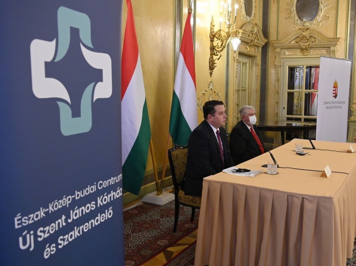 Kásler Miklós, az emberi erőforrások minisztere (j) és Gór Csaba, a II. kerületi önkormányzat fideszes frakcióvezetője - MTI/Máthé Zoltán