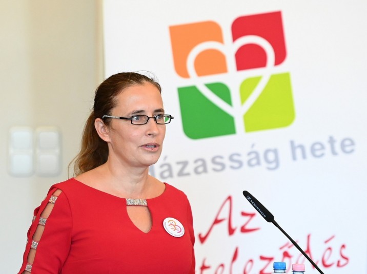Skrabski Fruzsina, a Három Királyfi, Három Királylány Alapítvány elnöke beszél a Három Királyfi, Három Királylány Mozgalom Egyensúly családban, munkában című konferenciáján a házasság hetén a Magyar Tudományos Akadémián 2022. február 17-én. MTI/Máthé Zoltán