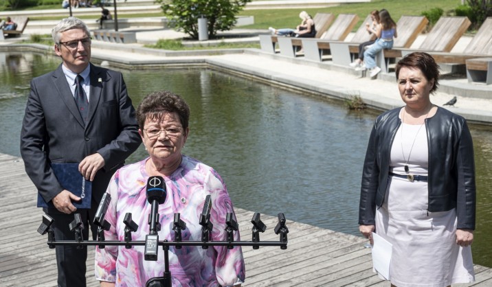 Müller Cecília országos tisztifőorvos (k), Szentiványi Mátyás, az Országos Gyógyszerészeti és Élelmezés-egészségügyi Intézet (OGYÉI) főigazgatója (b) és Feigl Edit, az OGYÉI főigazgató-helyettese a vízfogyasztást népszerűsítő Happy hét kampány rendezvényén a Millenáris Széllkapu parkjában 2022. május 20-án. MTI/Szigetváry Zsolt