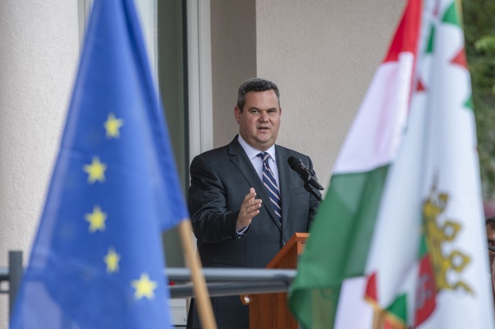 Takács Péter, a Belügyminisztérium egészségügyért felelős államtitkára beszédet mond az új orvosi és védőnői rendelő átadásán a Nógrád megyei Endrefalván 2022. július 1-jén. A beruházás 125 millió forintból készült el. MTI/Komka Péter