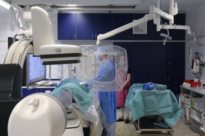 A stroke-ellátás intervenciós műtője az Országos Mentális, Ideggyógyászati és Idegsebészeti Intézetben 2022. október 28-án. A kórházban mesterségesintelligencia-alapú központi döntéstámogató rendszert alakítottak ki. MTI/Koszticsák Szilárd