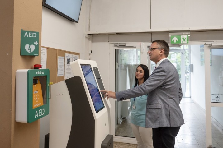 Rétvári Bence, a Belügyminisztérium parlamenti államtitkára kipróbálja a rendszer terminálját az országos elektronikus járóbeteg időpontfoglalási-rendszer bevezetéséről tartott sajtótájékoztatón a Hatvani Albert Schweitzer Kórház-Rendelőintézetben 2023. augusztus 29-én. MTI/Komka Péte