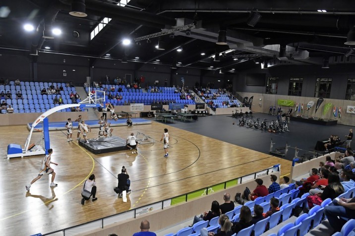 A szegedi Akrobatikus Kosárlabda SE bemutatója a széles körű összefogással, jelentős kormányzati támogatással megújult ceglédi Gál József Sportcsarnok átadásán 2023. szeptember 30-án. A mintegy 6000 négyzetméteres sportcsarnok felújítása közel 5,3 milliárd forintba került. MTI/Lakatos Péter