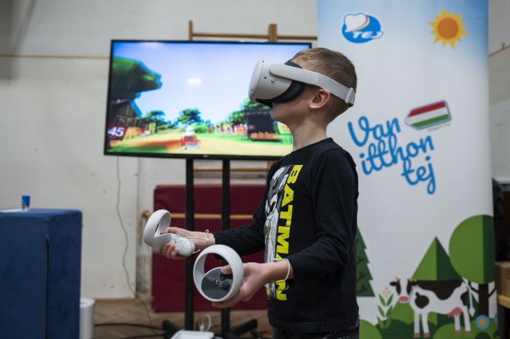 Diák virtuális szemüvegben a Tej Terméktanács tejtermékeket népszerűsítő iskolai edukációs programján a Győri Szakképzési Centrum Bolyai János Általános Iskolában, Mosonmagyaróváron 2023. november 10-én. MTI/Bodnár Boglárka