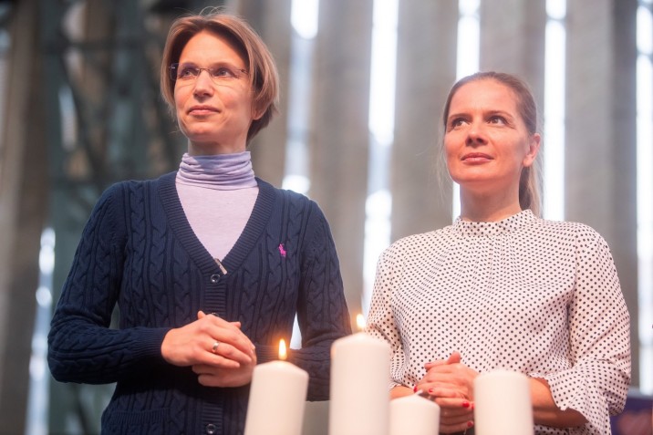 Hornung Ágnes, a Kulturális és Innovációs Minisztérium családokért felelős államtitkára (b) és Király Nóra, a Fiatal Családosok Klubjának (Ficsak) alapítója a Ringató Alapítvány Ezer család énekel című adventi gyerekkoncertjén a Millenáris Nagycsarnokban 2023. december 10-én. MTI/Balogh Zoltán 